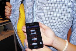 Сингапурская компания готовит к выпуску «обнимающую куртку», управляемую со смартфона