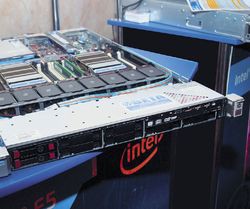 В СЕРВЕРАХ PROLIANT DL360p G8 устанавливается один или два процессора Xeon E5-2600 и до 768 Гбайт оперативной памяти