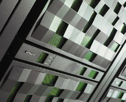 В КОНФИГУРАЦИЯХ, составленных только из флэш-накопителей, массивы VSP cмогут обеспечить скорость случайного считывания на уровне более миллиона операций в секунду Источник: HDS