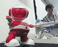 Игрушечные роботы Tosy Robotics могут станцевать под музыку и нарисовать ваш портрет
