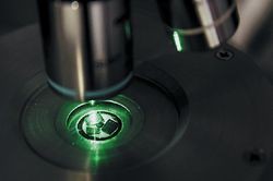 чипы, самоохлаждающиеся до температуры жидкого гелия