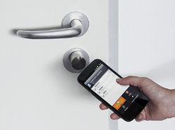 переслать «дверной ключ» на смартфон визитеру