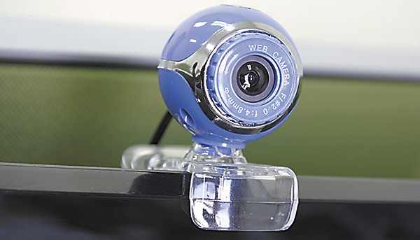 Половина россиян опасается слежки через веб-камеры