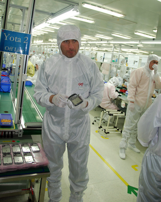 Репортаж с производства смартфона YotaPhone 2: Русский с китайским акцентом