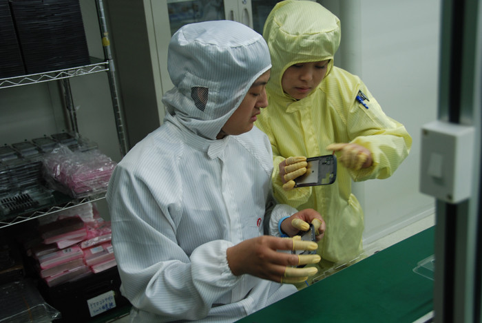 Репортаж с производства смартфона YotaPhone 2: Русский с китайским акцентом