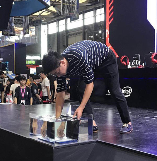 В Китае показали первый в истории ультратонкий ноутбук, который можно мыть из шланга 