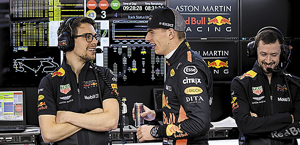 «Бродячий цирк» F1: большие данные, виртуализация, 800 человек за кулисами