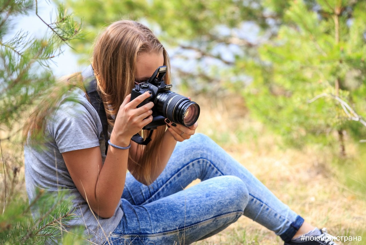 Увлекаться страной. Девушка с фотоаппаратом. Подросток с фотоаппаратом. Подросток фотографирует. Фотограф подросток.