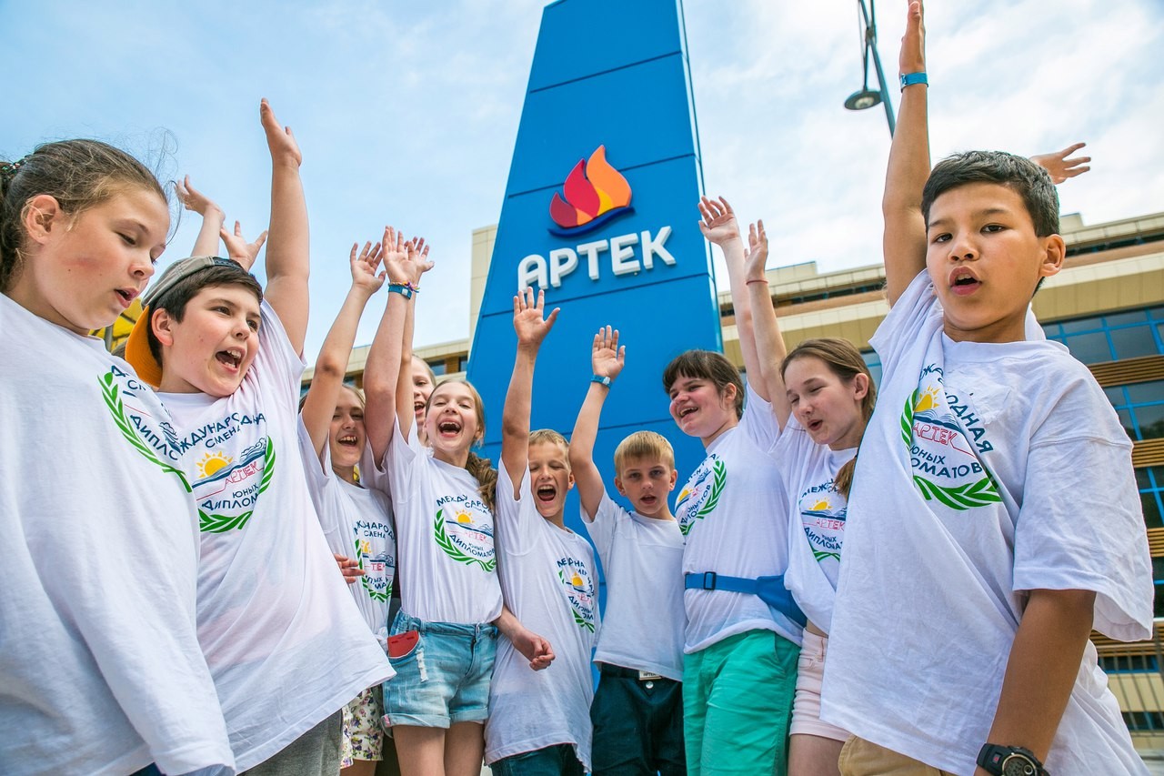 Мдц артек крым. Крымский лагерь артек. Эмблема лагеря лесной артек. Артек морской форма. Артек детский лагерь.