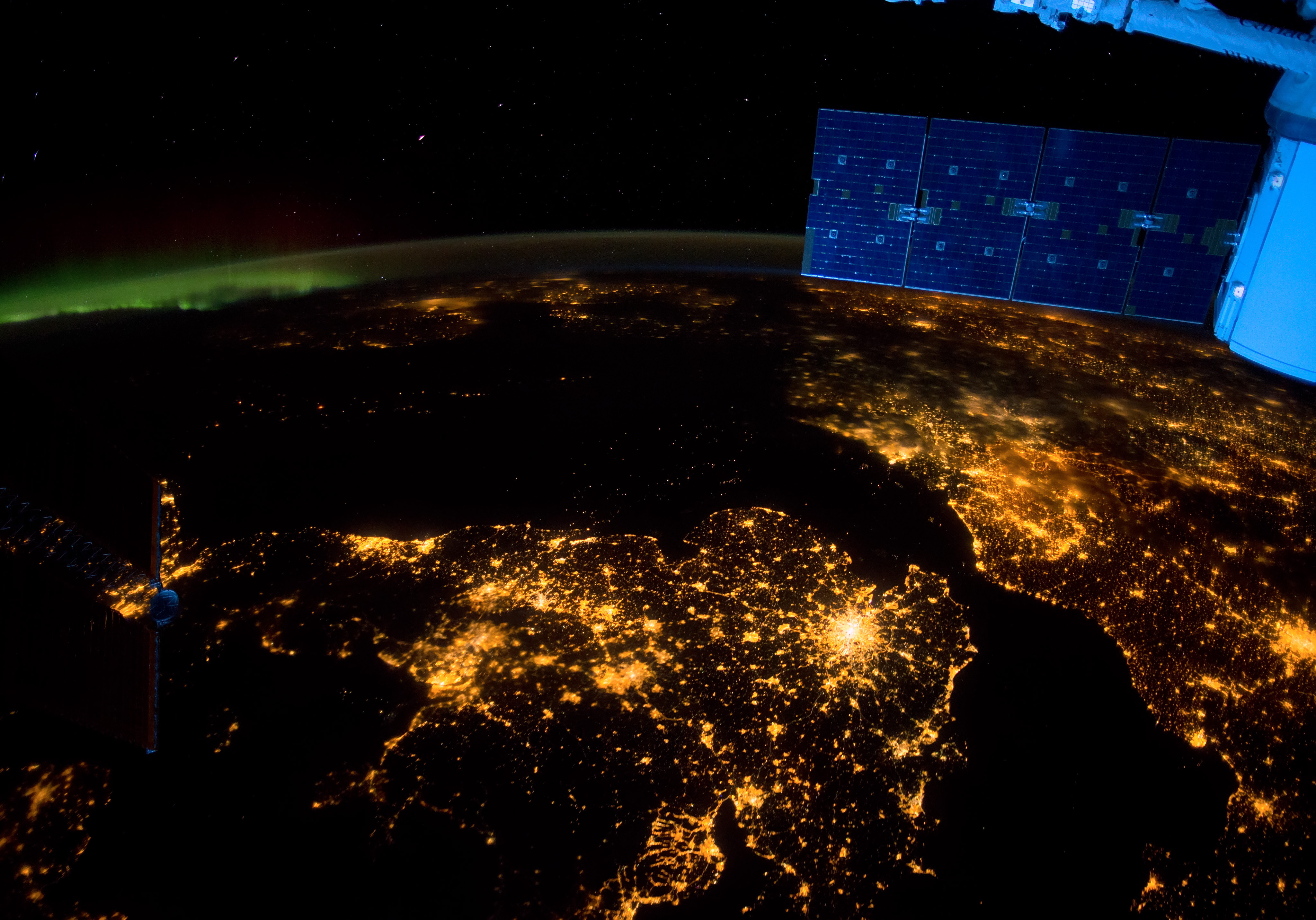 Жить в реальном времени. Ночная съемка земли из космоса. Ночные снимки земли из космоса. Планета вид из космоса.