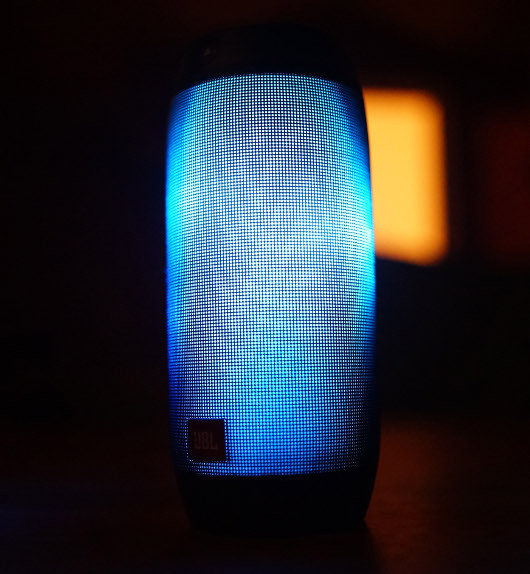 Мобильная колонка JBL Pulse 2: Свет и звук в гармонии