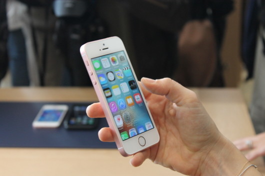 Своми глазами: Apple представила iPhone SE и маленький iPad Pro