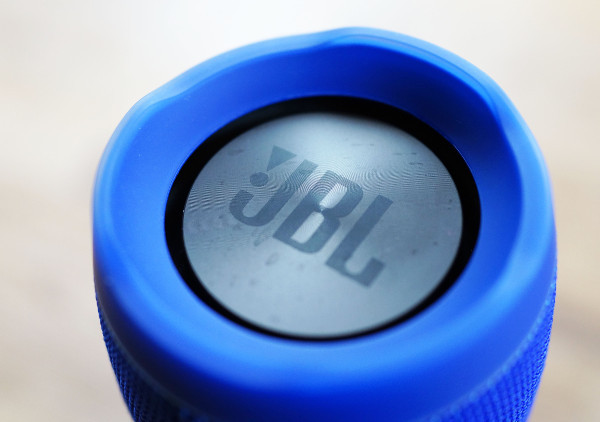Мобильная колонка JBL Charge 3: Музыкальный заряд