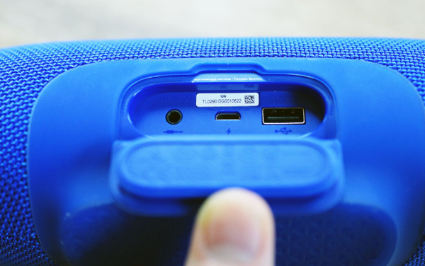 Мобильная колонка JBL Charge 3: Музыкальный заряд