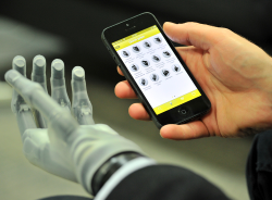 Протезом руки управляет мобильное приложение  