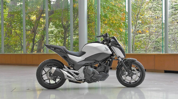 Мотоцикл Honda не падает даже на самом малом ходу