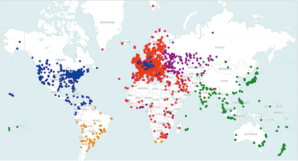 Иллюстрация локализации трафика с использованием механизма GeoDNS. Явно видна неконсистентная локализация трафика в макрорегионах, особенно на «пересечении» Европы и США. По замыслу провайдера, пользователь из конкретного макрорегиона не должен направляться на сервер из другого региона, однако видно, что для некоторых точек в Европе выдается североамериканский IP-адрес, следовательно, трафик от них будет идти из Европы в США, что пользователю добавит задержку до 100 мс, а провайдеру — дополнительные издержки. Разные цвета соответствуют разным регионам