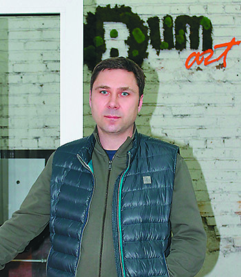 Скромно,  но не теряя достоинства