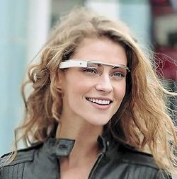 ВНЕШНЕ УСТРОЙСТВО Google Glass напоминает изящные очки для чтения, но узкие линзы располагаются чуть выше глаз. По сути, линзы представляют собой крошечный прозрачный компьютерный монитор и позволяют размещать в поле зрения данные и изображения, доставляя по беспроводным каналам входящие сообщения, видео, картографические схемы и прочую информацию Источник: Google 