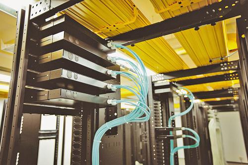 Кроссовая для пассивного оборудования. Внешняя оптика вводится с двух противоположных концов здания и через специальные помещения для ввода оптики поступает в кроссовую. В ней обеспечиваются соединения между оборудованием клиентов и операторов связи. В этом помещении может осуществляться и кроссировка оборудования некоторых клиентов (особенно небольших). Крупные заказчики выделяют для этой цели один из шкафов непосредственно рядом с оборудованием.