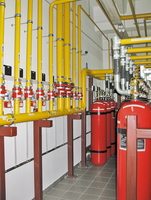 Станция газового пожаротушения. Используется газ FM200. Запасы газа рассчитаны на тушение пожара в самом большом помещении. Плюс запас (1+1).
