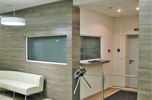 Вход в ЦОД для клиентов. КПП из пуленепробиваемого стекла. За ним находится комфортабельная зона для переговоров и отдыха. Там есть даже небольшая кухня, где можно перекусить, попить чаю или кофе. Это очень удобно для инженеров клиентов, особенно когда им приходится работать в ЦОД не один час.