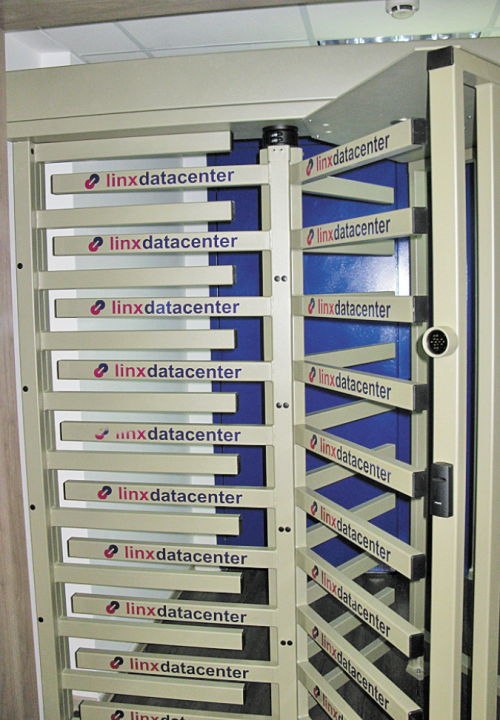 Непосредственно к машинным залам пройти могут только авторизованные инженеры, причем через полноростовой турникет. Этот турникет блокируется кнопкой с пункта охраны, и тогда проникнуть через него невозможно.