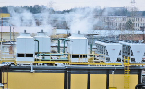 Слева — градирни, работающие в комплексе с абсорбционными чиллерами. Справа — сухие градирни, которые используются для естественного охлаждения воды при температуре воздуха ниже +5°C. Зимой вырабатываемое газопоршневой электростанцией тепло направляется на обогрев находящихся рядом офисных помещений. Для резервирования электропитания центра холодоснабжения отдельно установлена пара небольших дизель-генераторов.