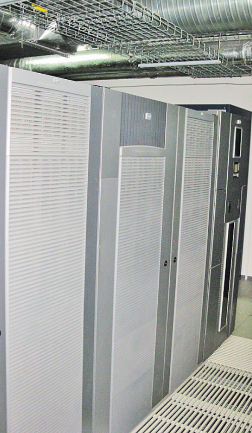 Нестандартное оборудование в стойку не установить, поэтому и изолировать коридор сложнее. Но 5 кВт тепла с площади, занимаемой стандартной стойкой, снимается без проблем.