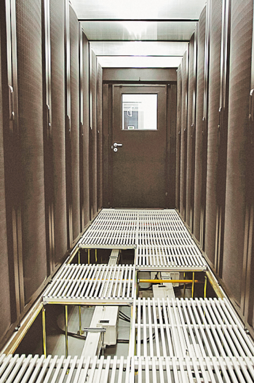 Шинопровод для подвода электричества к оборудованию размещен под фальшполом. Блоки (с автоматами) используются для подключения отдельных стоек. К каждому шкафу от каждого шинопровода проложено по два кабеля. Схема резервирования системы элек троснабжения 2N обеспечивается вплоть до шкафов с оборудованием.