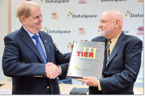 С золотым отливом. Питт Тёрнер (справа) вручает сертификат Tier III Operational Sustainability-Gold Фреду Дикерману, вице-президенту DataSpace, руководителю службы эксплуатации ЦОД.