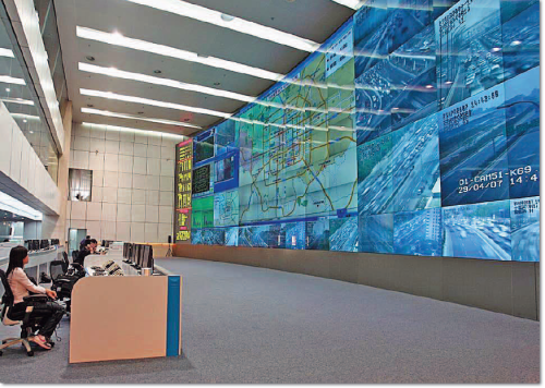 Вот это стена! Муниципальный центр управления дорожным движением Пекина несет ответственность за контроль и организацию транспортного потока в городе, включая объекты гражданской авиации, мосты, железные дороги, шоссе и уличное движение. Используемый в системе процессор Jupiter управляет панелью из 98 экранов, составляющих матрицу 14 ? 7.