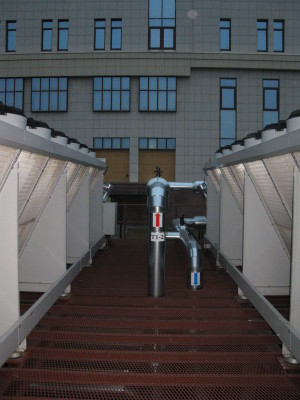 Только естественное охлаждение. В основной системе охлаждения нового суперкомпьютера в МГУ используется исключительно фрикулинг: теплообменники в драйкуллерах обеспечивают охлаждение наружным воздухом циркулирующий во внешнем контуре гликоль