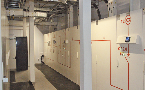 Оборудование ГРЩ (на снимке). Для обеспечения надежного энергоснабжения ЦОДа дополнительно подведено 3 МВт и установлено три ДГУ. Все ИБП и ДГУ подключены к системе BMS