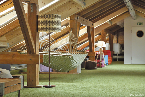 Рис. 2. openBerlin — место для инноваций. Старинное здание превращено в интеллектуальное, лаборатория и неформальное место для творчества разработчиков