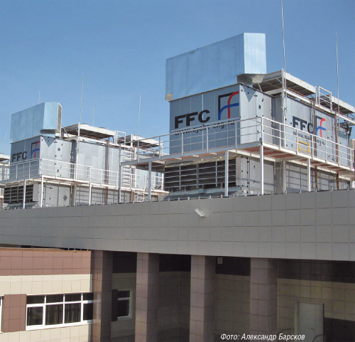 Эффективные системы естественного охлаждения (фрикулинга) все шире применяются в российских центрах обработки данных.  На фото слева — система  EcoBreeze компании Schneider Electric на крыше ЦОДа DataPro, в центре — драйкулер Cabero, охлаждающий гликоль для системы отвода тепла от суперкомпьютера в МГУ, справа — «тепловые колеса» Ayaks Engineering в ЦОДе ФНС РФ