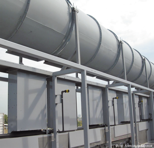 Эффективные системы естественного охлаждения (фрикулинга) все шире применяются в российских центрах обработки данных.  На фото слева — система  EcoBreeze компании Schneider Electric на крыше ЦОДа DataPro, в центре — драйкулер Cabero, охлаждающий гликоль для системы отвода тепла от суперкомпьютера в МГУ, справа — «тепловые колеса» Ayaks Engineering в ЦОДе ФНС РФ