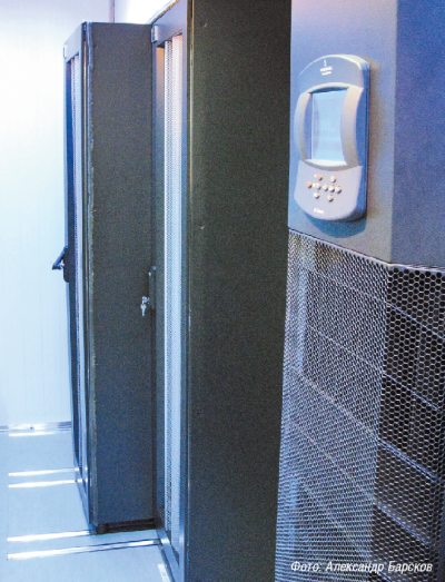 Рис. 2. Стойки на салазках внутри ЦОДа на базе контейнера