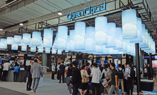 Huawei делает ставку на открытые облачные решения. Компания тесно сотрудничает с сообществом OpenStack. Одним из наиболее заметных ее вкладов является идея каскадирования для обеспечения масштабирования облаков на множество площадок.