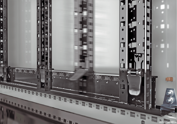 В шкафах Rittal TS IT расстояние между 19-дюймовыми плоскостями можно менять без использования инструментов