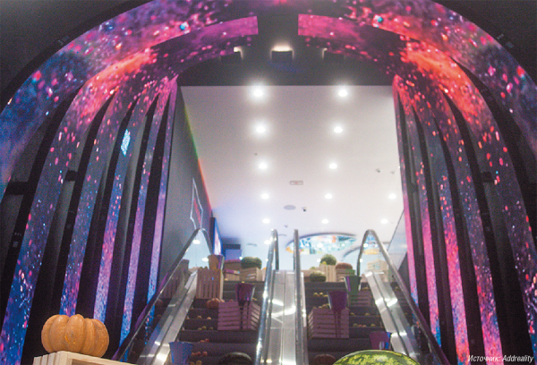 В ТЦ «Галерея» (Санкт-Петербург) реализованы гибкая светодиодная колонна и гибкий LED-свод над эскалатором