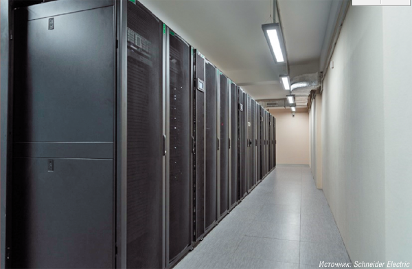 Зал со стандартным стоечным оборудованием и системой внутрирядного кондиционирования InRow APC by Schneider Electric