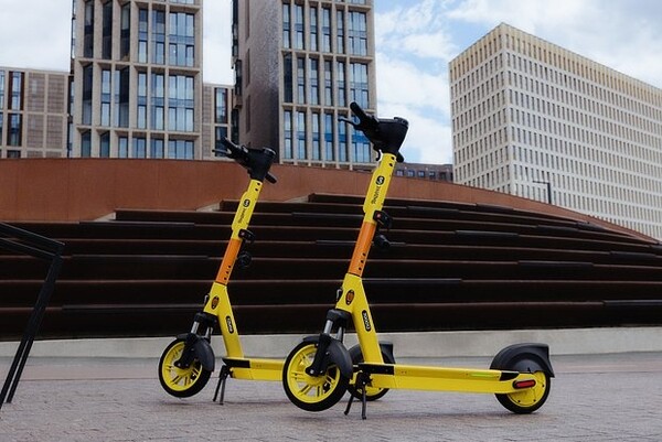 «Яндекс» анонсировал технологию замедления самокатов при езде вдвоем