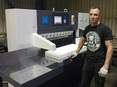 Бумагорезальная машина Guowang установлена в «Комус ПСБК»