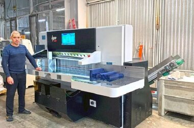 Одноножевая бумагорезальная машина HPM 137 S19 инсталлирована в Москве