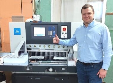 Одноножевая бумагорезальная машина Guowang GW80F установлена в рекламной группе «Перекресток»