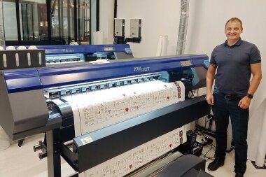 Инженером «КОВЧЕГА» установлен второй экосольвентный принтер ARK-JET SOL 1602 в Tesla Shop