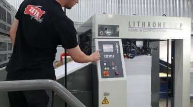 Офсетная печатная машина Komori Lithrone GL-840P H-UV установлена в типографии «Зетапринт»