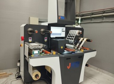 Рулонный режущий плоттер JWEI установлен в типографии LabelGroup
