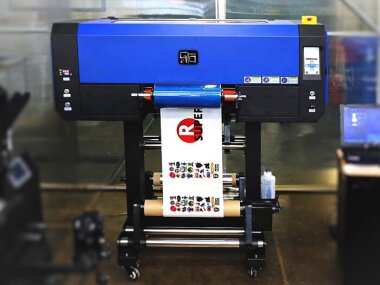 Рулонный UV DTF-принтер G!Digital UTF-400D Plus установлен в демозале ГК «РУССКОМ»